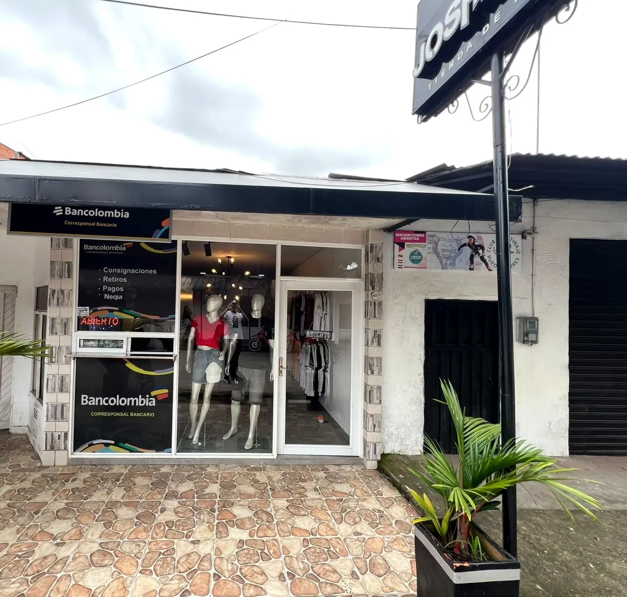 Fachada de la tienda Joshelo con vitrina, maniquíes y letrero